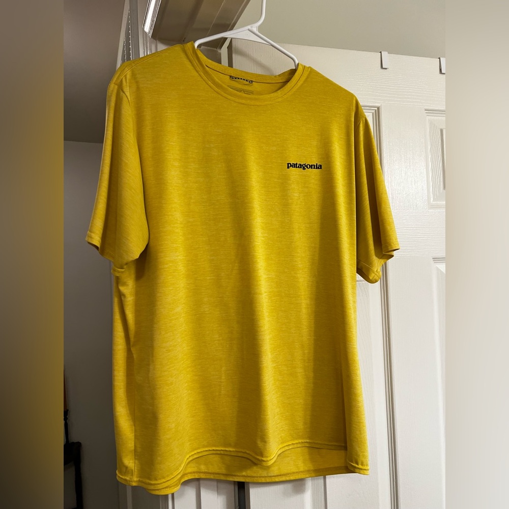 Patagonia capilenes cool daily short sleeve shirt. Men’s size large in yellow.